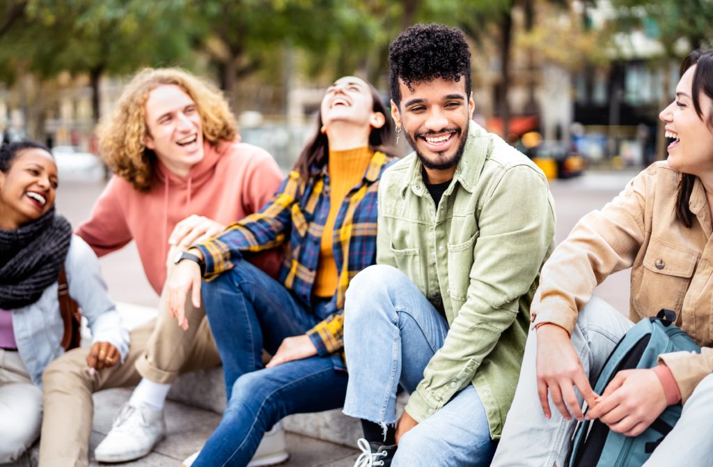 Milenial,Friends,Sitting,Together,At,City,Center,On,Life,Style